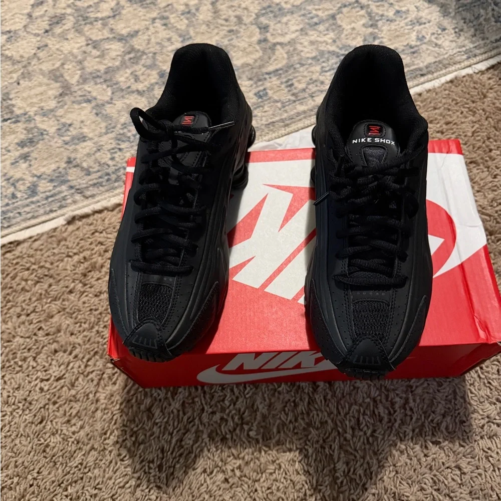 Nike Shox Men's Black Sneakers - Picture 7 of 9